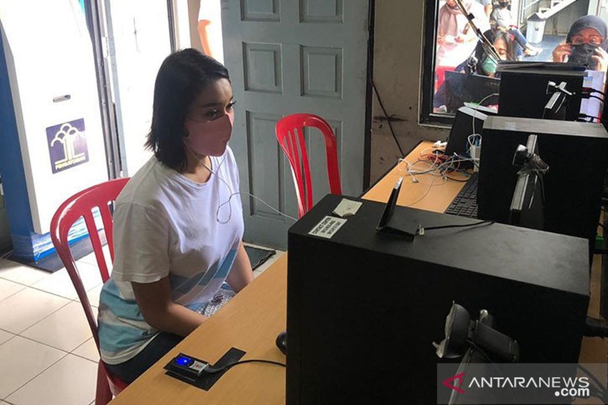  Proses pemberkasan tahap dua kasus narkoba selebriti Lucinta Luna dilakukan dengan panggilan video di Rutan Pondok Bambu Jakarta, Kamis (30/4/2020).