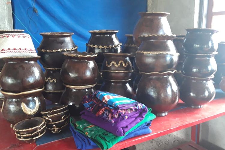 Aneka hasil kerajinan tangan warga di sekitar lokasi wisata Bukit Damai, Desa Welibo, Kecamatan Lamboya, Kabupaten Sumba Barat, Nusa Tenggara Timur (NTT).