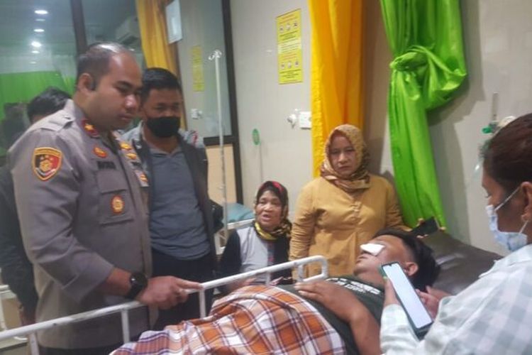 Seorang personil Polsek Batuampar dilarikan ke unit gawat darurat rumah sakit karena alami patah tulang di bagian kaki dan luka sobek dipelipis mata serta memar di kepala, Selasa (22/3/2023) dini hari. Peristiwa ini terjadi saat seorang polisi tersebut hendak melerai perkelaian yang terjadi di kawasan Kampung Bule, Jodoh, Batuampar, Batam, Kepulauan Riau (Kepri).