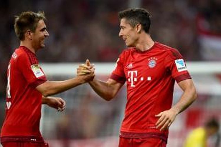 Philipp Lahm dan Robert Lewandowski merayakan keberhasilan mencetak gol saat Bayern Muenchen menang atas Hamburg SV, Jumat (14/8/2015).