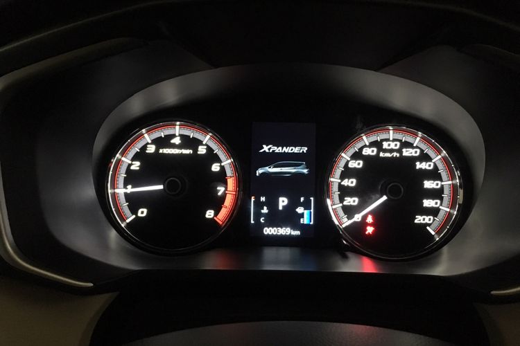 Panel meter Mitsubishi Xpander menyimpan beragam informasi, termasuk konsumsi BBM