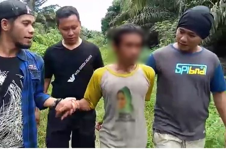 Polisi menangkap pelaku pencabulan terhadap anak kandung sendiri di Kebun Sawit, Dusun Landung, Desa Tolangi, Kecamatan Sukamaju, Kabupaten Luwu Utara. Rabu (19/06/2019)