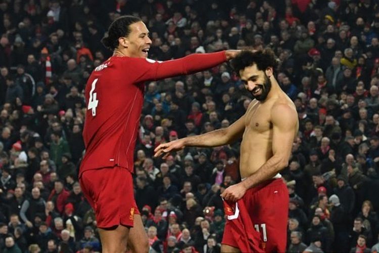 Virgil Van Dijk dan Mohamed Salah dalam laga Liverpool vs Manchester United pada pekan ke-23 Liga Inggris 2019-2020.