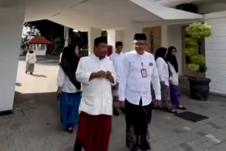 ASN Banyuwangi memakai sarung untuk peringati Hari Santri Nasional.