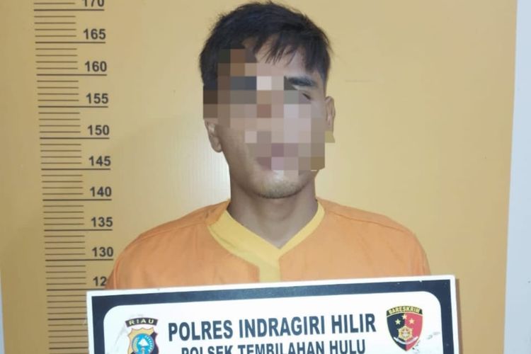 Pelaku pembunuhan, MR (28) saat diamankan di Polsek Tembilahan Hulu, Kabupaten Inhil, Riau, Selasa (20/6/2023).