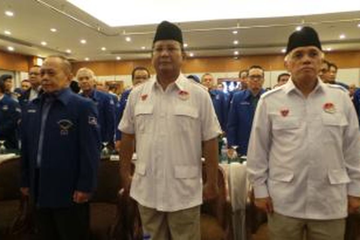 Pasangan calon presiden dan wakil presiden Prabowo Subianto (tengah) dan Hatta Rajasa (kanan) beserta Ketua Harian DPP Partai Demokrat Syarief Hasan (kiri) menghadiri pertemuan tentang pemaparan visi-misi Prabowo-Hatta kepada kader Partai Demokrat di Hotel Sahid Jaya, Jakarta, Minggu (1/6/2014).