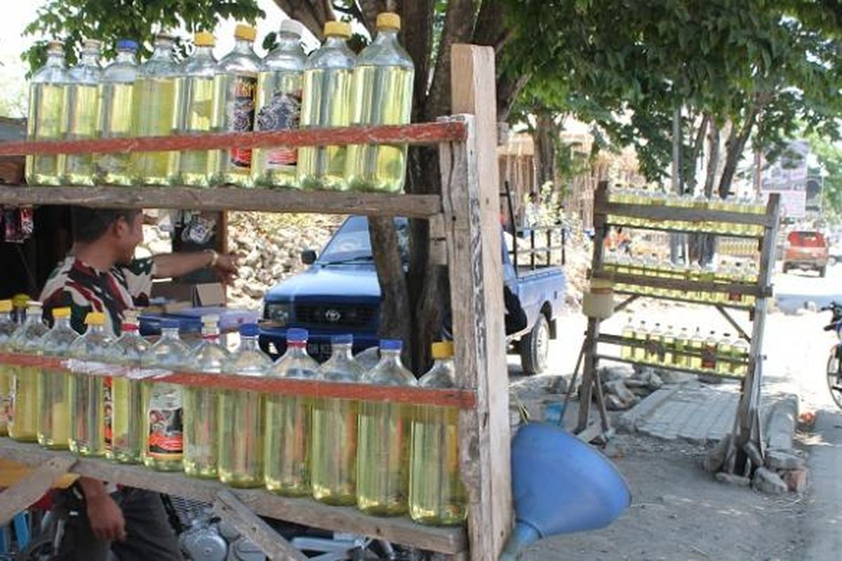 Bensin eceran yang dijual di sepanjang jalan Eltari Kefamenanu dijual per botolnya Rp 10.000 sejak Agustus 2014 lalu