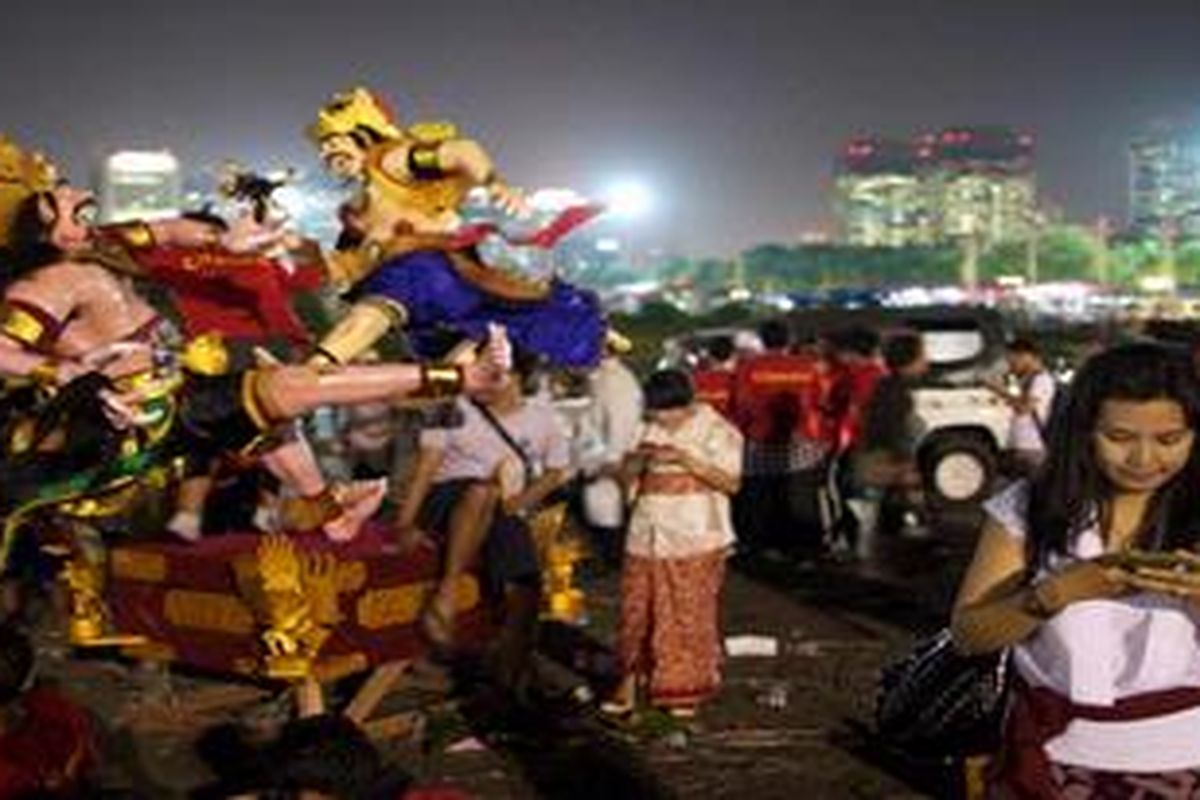 Ilustrasi: Umat Hindu beristirahat usai mengarak ogoh-ogoh di kawasan silang Monumen Nasional, Jakarta Pusat, Kamis (22/3/2012). Sebanyak 22 ogoh-ogoh dengan aneka rupa, sepasang ondel-ondel dan empat barongsai memeriahkan pawai tersebut. Pawai menjadi bagian dari acara Tawur Agung Kesanga, yang diadakan dalam rangka merayakan Hari Raya Nyepi Tahun Baru Saka 1934.