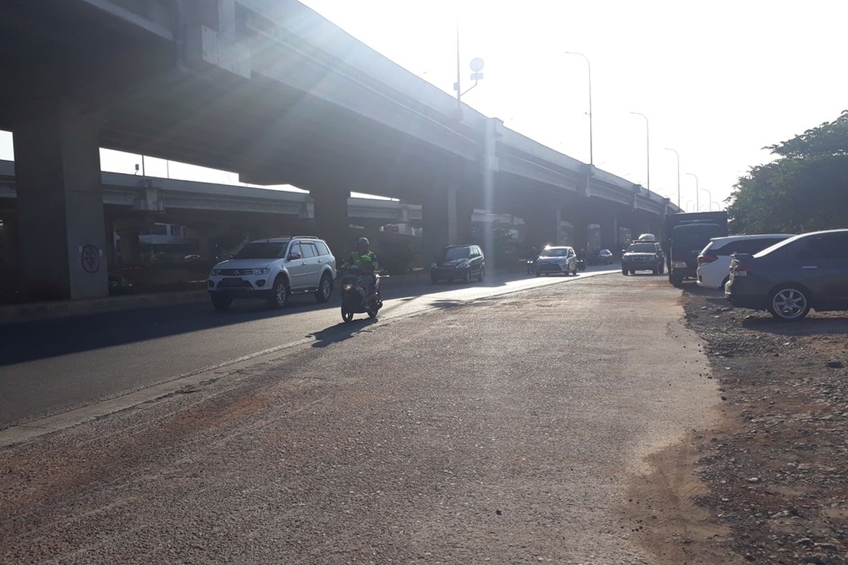 Arus lalu lintas di Jalan Raya Kalimalang, Duren Sawit, Jakarta Timur, tampak lancar pasca pembongkaran trotoar yang berada di median jalan, Jumat (4/10/2019).