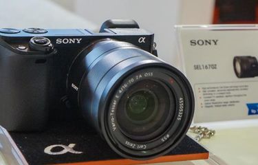 perbedaan sony a6000 dan a6100