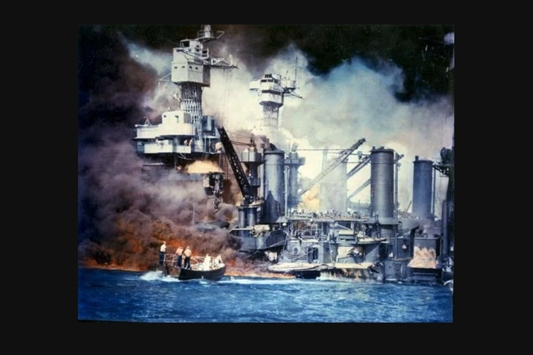 Para pelaut dalam peluncuran motor menyelamatkan seorang yang selamat dari USS West Virginia yang tertimpa musibah tak lama setelah serangan Jepang di Pearl Harbor, 7 Desember 1941.