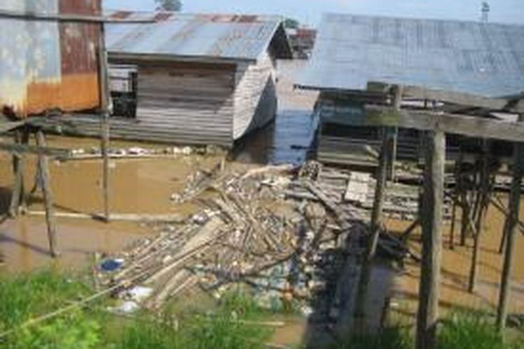 Tampak sampah memadati Sungai Kahayan, yang membelah Kota Palangkaraya, Provinsi Kalimantan Tengah, akhir Maret lalu. Tak hanya persoalan sampah, kemudahan izin tambang juga mengakibatkan pencemaran air sungai yang menimbulkan dampak negatif bagi masyarakat dan lingkungan. (DESI)