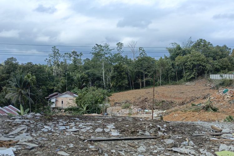 Proses pembebasan lahan Tol Akses IKN Seksi 3A Segmen Karangjoang-KKT Kariangau, di Jl Soekarno-Hatta Km 11-12