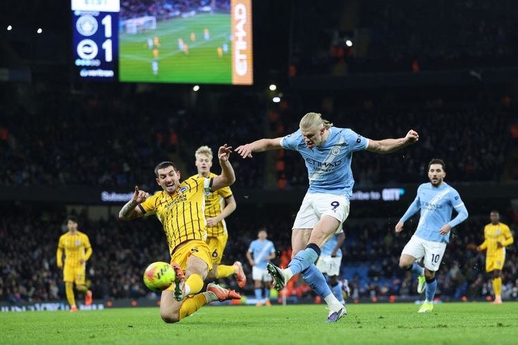 Erling Haaland melepas tembakan dalam pertandingan sepak bola Liga Inggris antara Manchester City vs Brighton dan Hove Albion di Stadion Etihad di Manchester, barat laut Inggris, pada 7 Januari 2026. (Foto oleh Darren Staples / AFP)