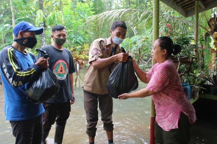 Penyaluran bantuan kepada warga terdampak banjir di Kecamatan Kemranjen, Minggu (1/11/2020).