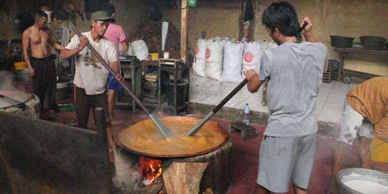 Proses pengadukan adonan dodol betawi berlangsung hingga 6-8 jam untuk mendapatkan hasil yang optimal.