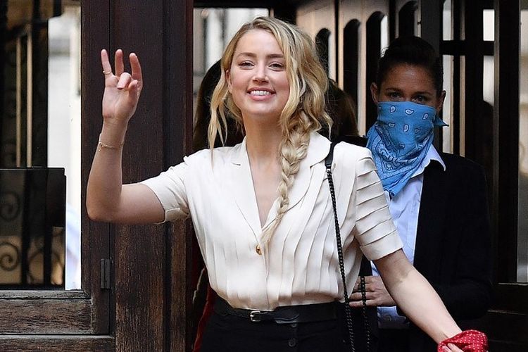 Aktris Amber Heard menghadiri sidang hari ke-10 sidang perkara pencemaran baik terhadap Johnny Depp di Pengadilan Tinggi London, Inggris, Senin (20/7/2020). 