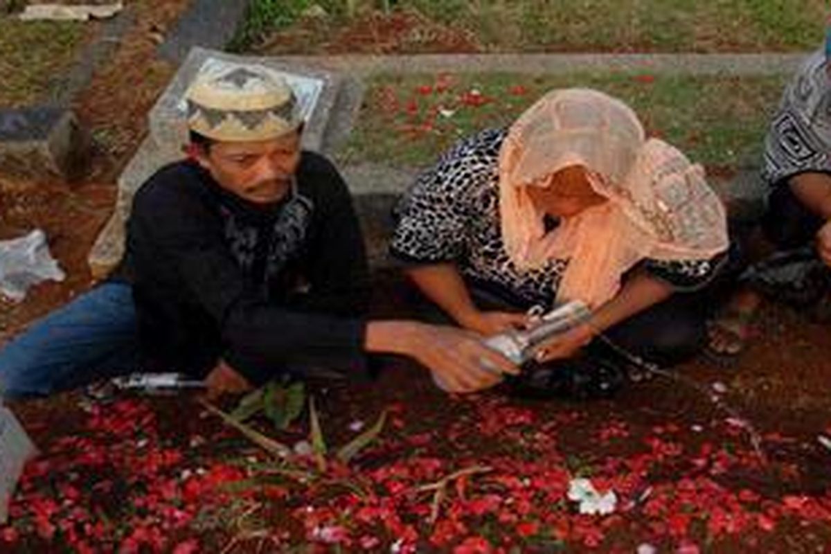  Warga datang ke TPU Karet Bivak, Jakarta Pusat secara berbondong-bondong ke makam sanak keluarga mereka, Jumat (29/7/2011). Dari tahun ke tahun menjelang Ramadhan, Tempat Pemakaman Umum (TPU) tampak ramai dikunjungi warga.  