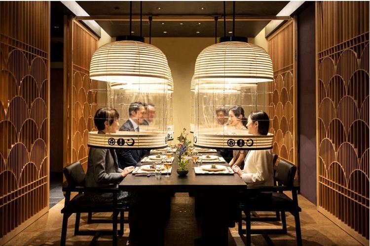 Konsep Tokyo Lantern Dinner di restoran Hoshinoya Tokyo, Jepang. Para tamu diharapkan bisa menikmati hidangan tanpa rasa khawatir akan infeksi Covid-19 dan bisa bebas berbicara dengan lawan bicaranya. 