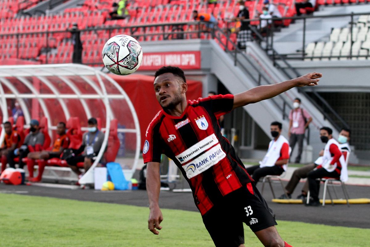 Pemain Persipura Jayapura Gunansar Mandowen saat pertandingan pekan 18 Liga 1 2021-2022 melawan Persela Lamongan yang berakhir dengan skor 1-1 di Stadion Kapten I Wayan Dipta Gianyar, Kamis (6/1/2021) sore. Gunansar Mandowen memilih bertahan di Persipura meski timnya degradasi. Dia ikut mencetak gol saat Persipura menang 4-0 atas Kalteng Putra dalam laga perdana Liga 2 2022-23.