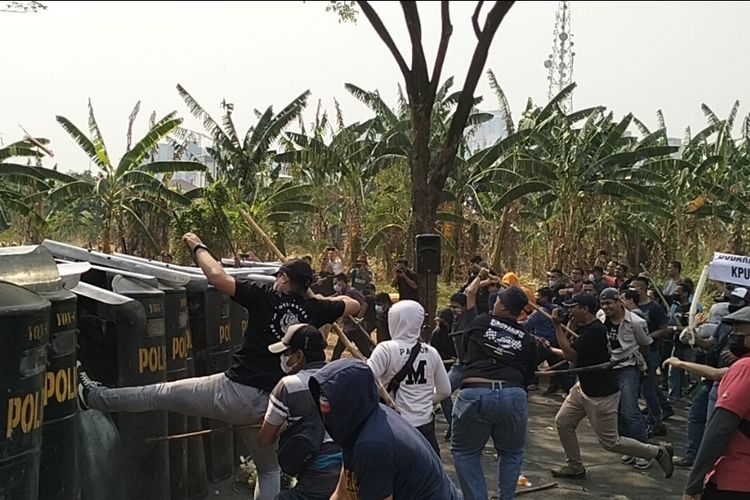 Polres Tangerang Selatan menggelar simulasi pengamanan pemilu 2024 di Jalan Promoter, Lengkong Gudang, Serpong pada Rabu (18/10/2023). Massa aksi tampak menendang serta melempari petugas menggunakan botol.