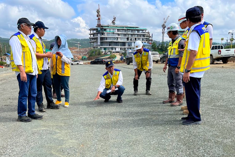 Ketua Satgas Pelaksanaan Pembangunan Infrastruktur Ibn Kota Nusantara (IKN) Danis Hidayat Sumadilaga tengah memantau pekerjaan Jalan Sumbu Barat di Kawasan Inti Pusat Pemerintahan (KIPP).