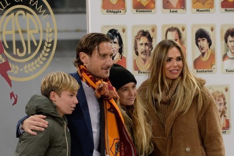 Francesco Totti beserta sang istri, Ilary Blasi, saat menghadiri pertandingan Liga Champions AS Roma vs Real Madrid di Stadion Olimpico pada 27 November 2018.