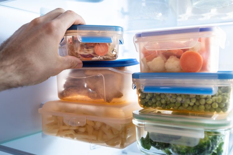 Ilustrasi menyimpan makanan di kulkas. 