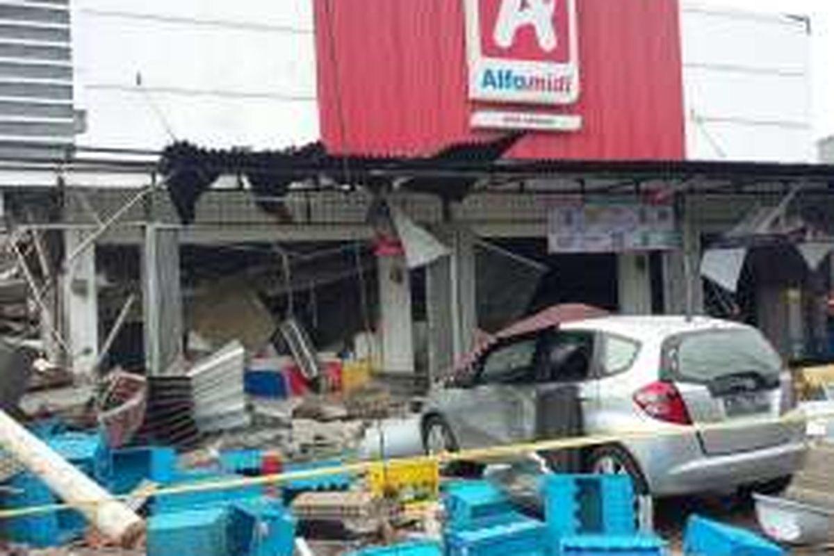 Kerusakan yang ditimbulkan akibat ledakan kuat di bangunan PHD Jatimurni, Podok Gede, Bekasi, Minggu (23/10/2016) pagi.