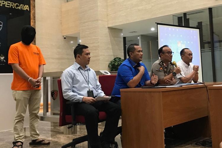 Wadir Tipidsiber Bareskrim Polri, Kombes Asep Safrudin (ketiga dari kanan) saat konferensi pers di Gedung Bareskrim Polri, Jakarta Selatan, Kamis (15/8/2019).