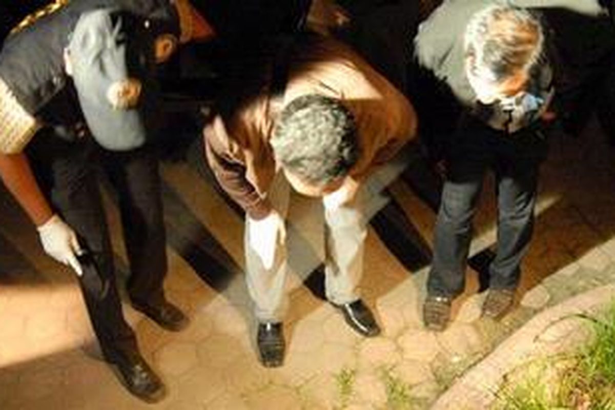 Anggota polisi memeriksa lokasi jatuhnya selongsong peluru yang digunakan menembak tiga anggota polisi di Kepolisian Sektor Hamparan Perak, Kabupaten Deli Serdang, Sumut, Rabu (22/9/2010).  