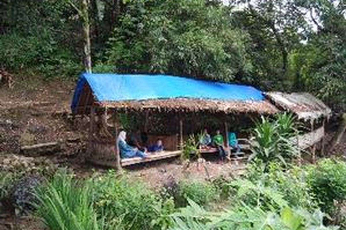 Setelah berendam air panas di Goenoeng Pancar, pengunjung juga dapat meminta jasa pemijat tubuh. Pemijatan itu dilakukan di saung-saung  terbuka sambil menikmati semilir angin.