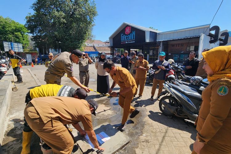 DLHKP Kota Pasuruan Segel IPAL Mie Gacoan, Limbah Meluber ke Jalan dan Berbau