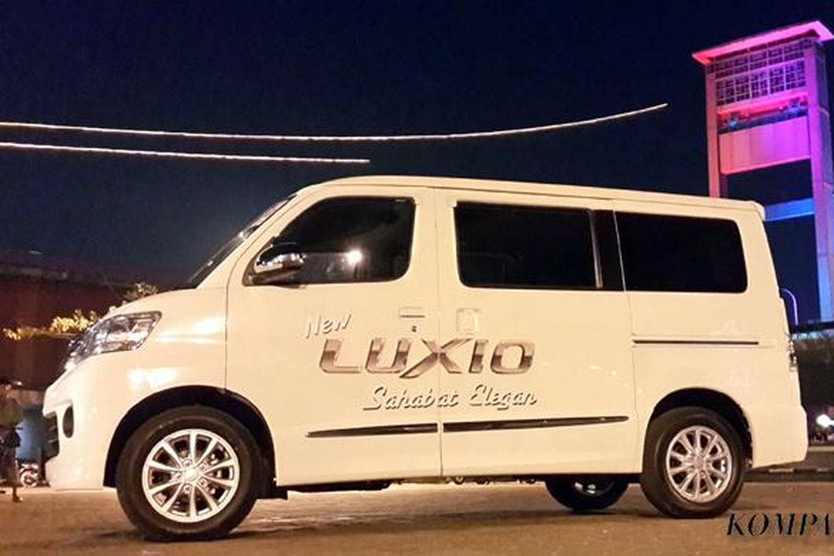 Daihatsu New Luxio di tepi jembatan Ampera, Palembang, Sumatera Selatan