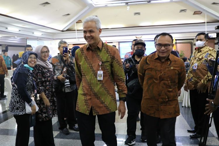 Gubernur Jawa Tengah (Jateng) Ganjar Pranowo pada acara Rapat Koordinasi (Rakor) Penyelenggaraan Pelayanan Publik dan Penyerahan Hasil Penilaian Kepatuhan Standar Pelayanan Publik Tahun 2022 