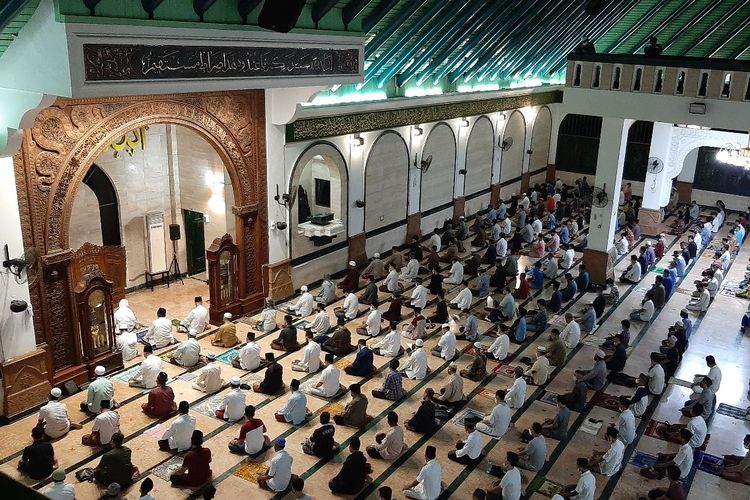 A tarawih prayer on the eve of the holy Muslim month of Ramadan in the main mosque of the Central Java provincial capital Semarang, Monday (12/4/2021)