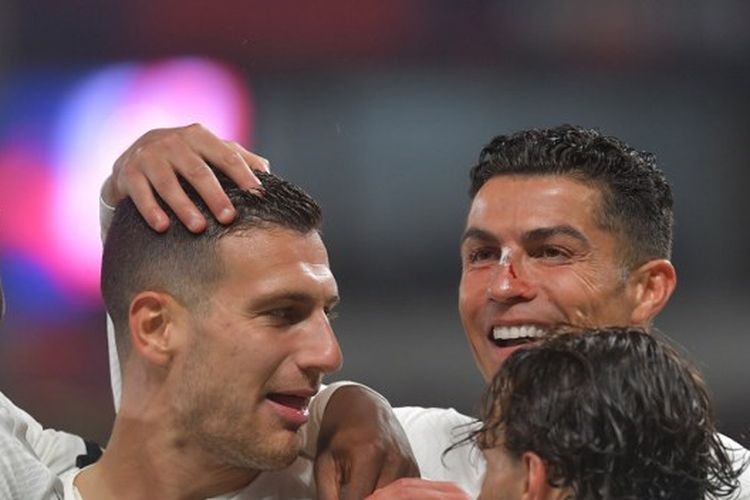 Bek Portugal Diogo Dalot merayak gol bersama Cristiano Ronaldo dalam laga lanjutan UEFA Nations League 2022-2023 kontra Republik Ceko di Fortuna Arena, Praha, 24 September 2022.