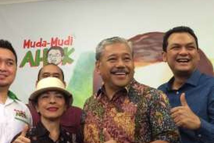 Anggota Dewan Pembina Partai Demokrat Hayono Isman (berbaju batik) berfoto bersama usai memberikan dukungannya secara resmi kepada Ahok-Djarot dalam Pilkada DKI 2017 di Posko Muda Mudi Ahok, Jakarta, Sabtu (24/9/2016).