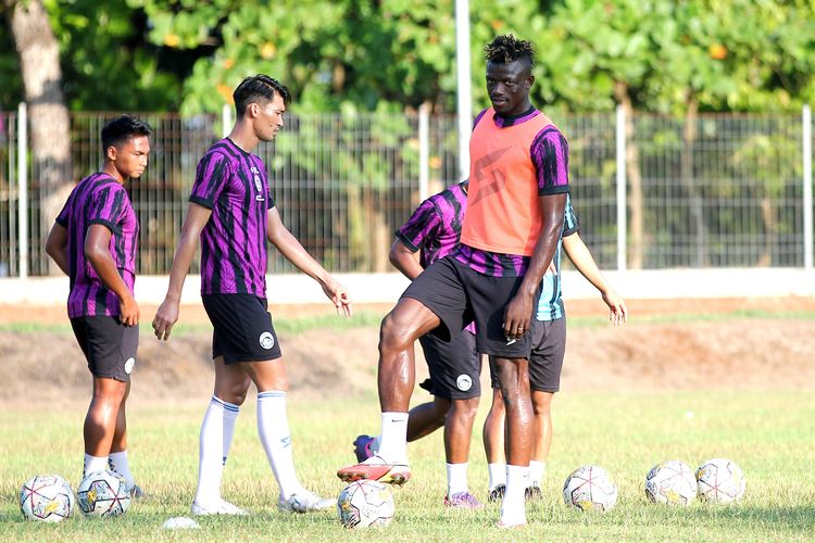 Pemain asing Arema FC Diarra Ichika saat latihan terakhir jelang kick off Liga 1 2023-2024 di lapangan luar Stadion Kanjuruhan Kepanjen, Kabupaten Malang, Kamis (29/6/2023) sore.