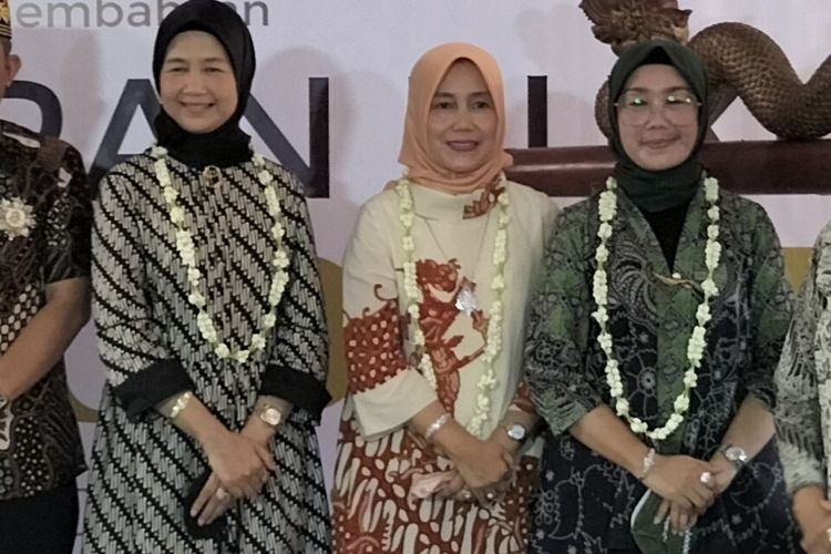 Sosok Idayati, Adik Kandung Presiden Jokowi (berhijab warna hitam) bersama adik dan kakaknya.