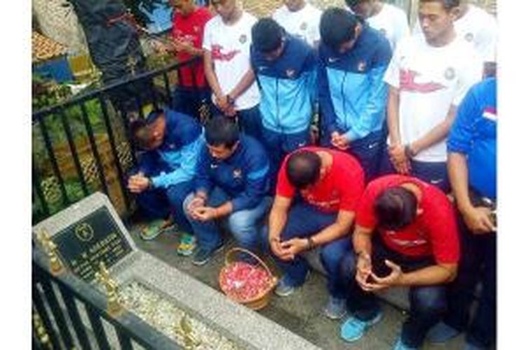 Tim Nasional Indonesia U-19 berdoa di makam pendiri PSSI, Soeratin di Tempat Pemakaman Umum (TPU) Sirnaraga, Jalan Pajajaran, Kota Bandung, Jawa Barat,  Kamis (26/6/2014).