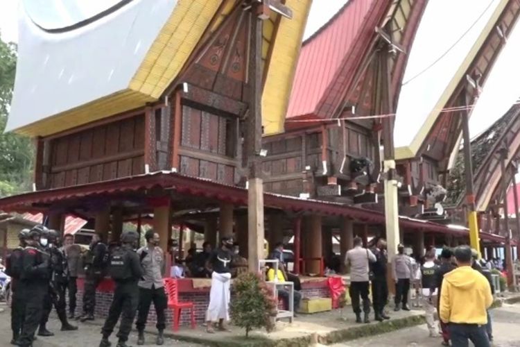 Personil Kepolisian Resor Toraja Utara, Sulawesi Selatan, Sabtu (26/12/2020) menghentikan sementara acara Rambu Solo’ di Dusun Buka, Lembang (Desa) Karre Limbong, Kecamatan Nanggala.