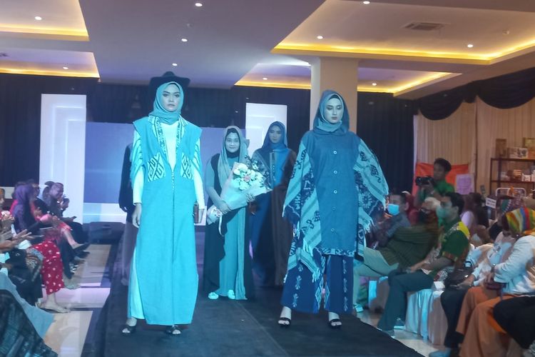 Purworejo Modest Fashion Day 2022 digelar di Ganecha Convention Hall, Purworejo, Jawa Tengah pada Sabtu-Minggu 19 ? 20 November 2022. Ratusan orang turut meramaikan gelaran fesyen terbesar di Purworejo ini.
