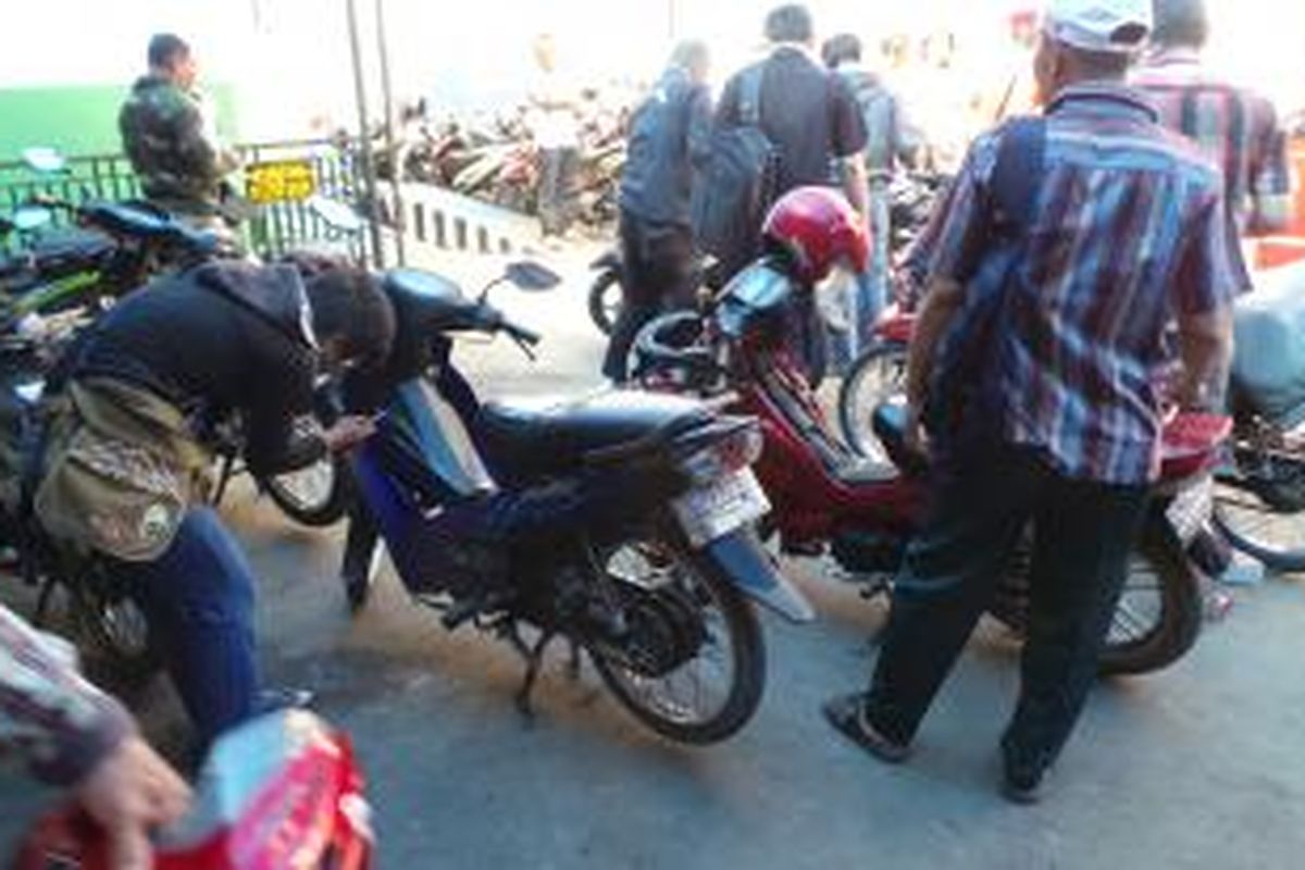 Pemilik kendaraan membuka sendiri bodi motor ketika melakukan cek fisik di Samsat Kota Bekasi