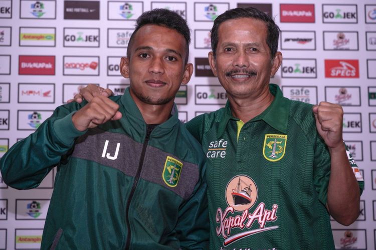 Pelatih Persebaya Surabaya, Djadjang Nurdjaman, bersama Irfan Jaya dalam sesi konferensi pers di Surabaya.