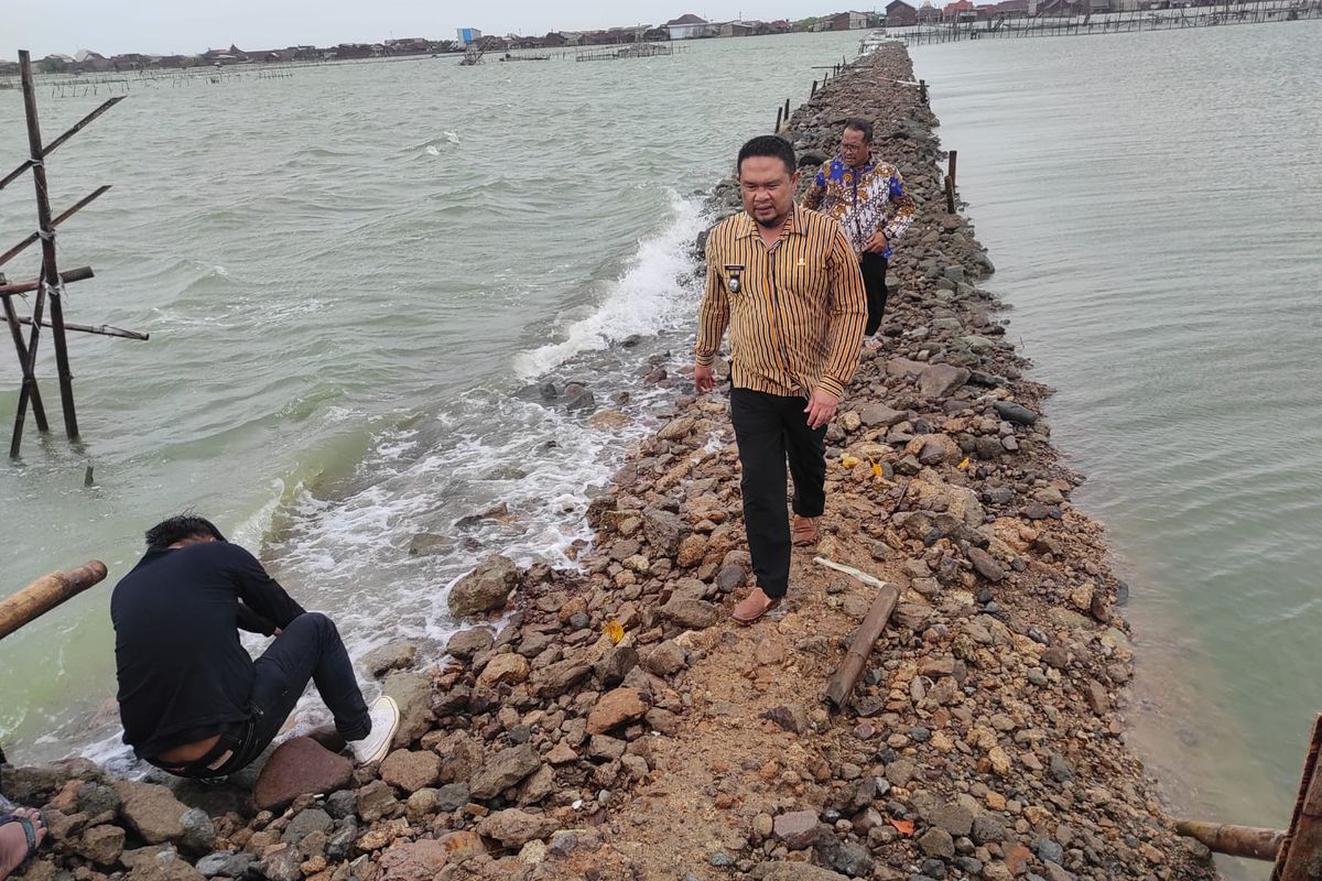 Lurah Desa Tugu, Kecamatan Sayung, Hartono, melintas di akses jalan pedukuhan yang terputus sejak tahun 2015, Kamis (30/1/2025) sore.