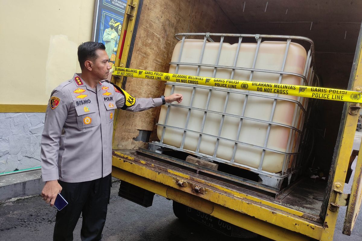 Kapolresta Bogor Kota Komisaris Besar Bismo Teguh Prakoso saat menunjukkan barang bukti satu unit mobil truk box yang telah dimodifikasi untuk menampung bbm subsidi jenis solar, Selasa (23/1/2024).
