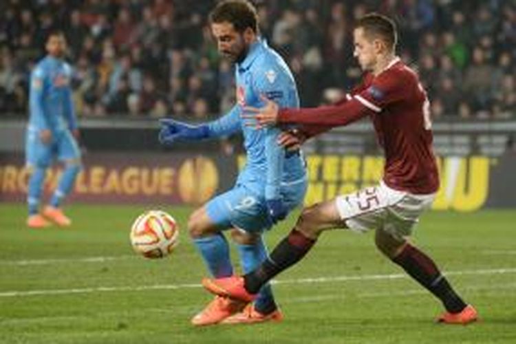 Striker Napoli, Gonzalo Higuain (kiri) saat mendapatkan pengawalan ketat dari pemain Sparta Praha pada matchday kelima Grup I Liga Europa di Generali Arena, Kamis (27/11/2014). 