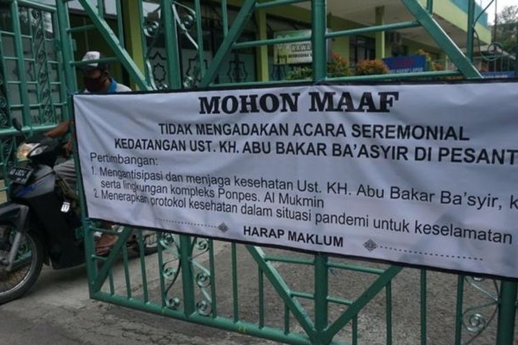 Spanduk imbauan tidak digelarnya upacara penyambutan Abu Bakar Baasyir di Pondok Pesantren Islam Al Mukmin Ngruki.