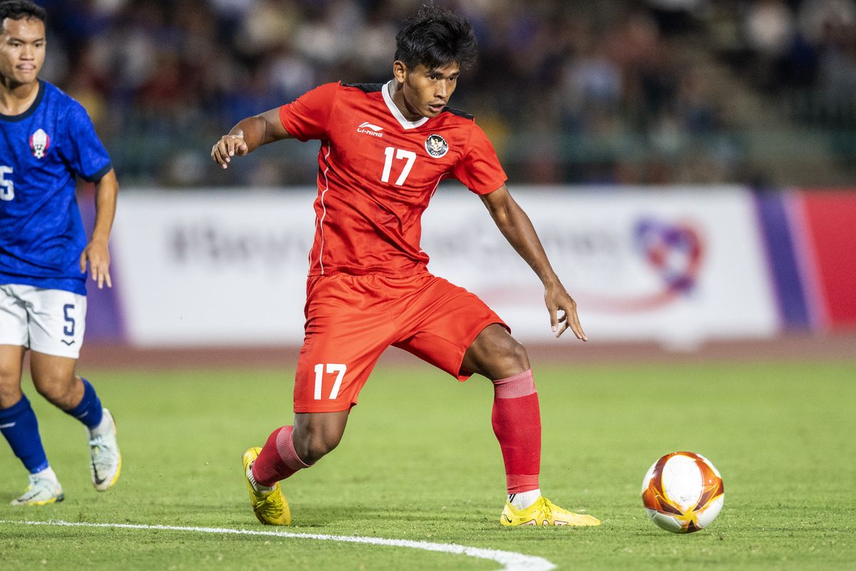 Pesepak bola Timnas Indonesia U-22 Irfan Jauhari (kanan) menggiring bola dibayangi pesepak bola Timnas Kamboja Chou Sinti (kiri) saat pertandingan Grup A Sepak Bola SEA Games 2023 di National Olympic Stadium, Phnom Penh, Kamboja, Rabu (10/5/2023). ANTARA FOTO/M Agung Rajasa/aww.